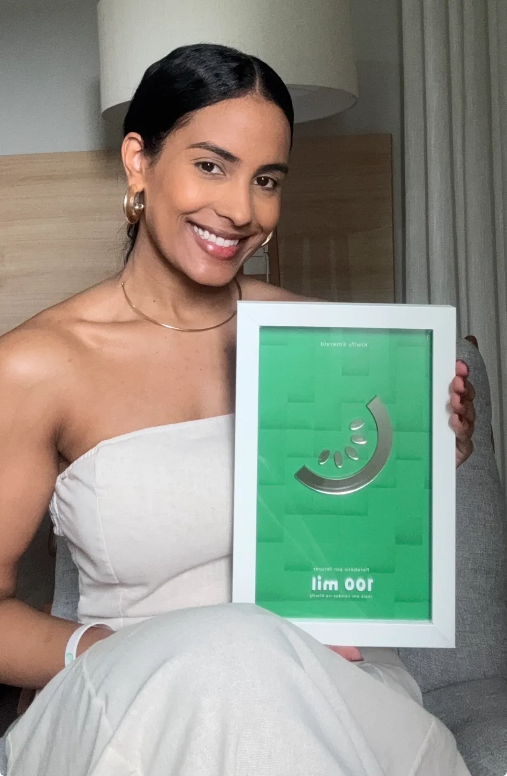Luciana Souza com a placa de 100 mil em vendas